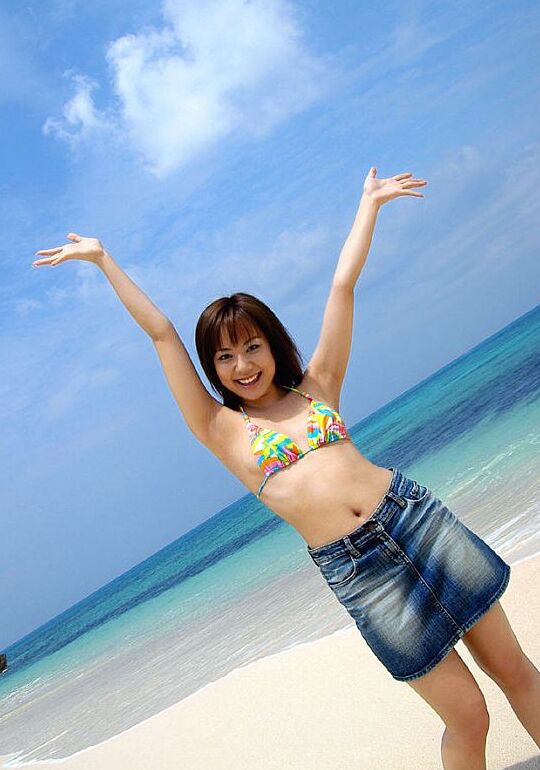 16P La joven japonesa Chikaho Ito modela no desnuda en la playa en bikini