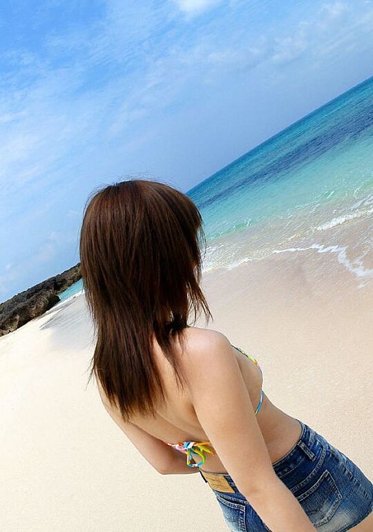 16P La joven japonesa Chikaho Ito modela no desnuda en la playa en bikini
