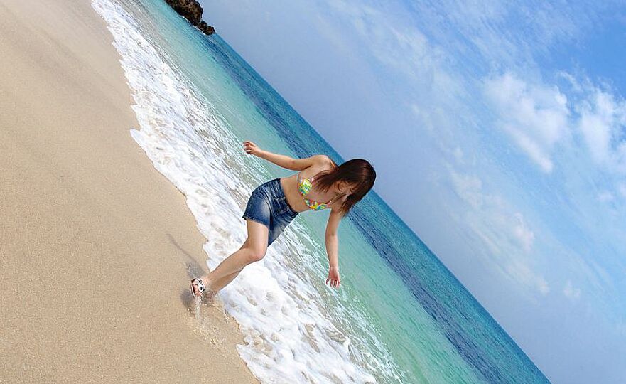 16P La joven japonesa Chikaho Ito modela no desnuda en la playa en bikini