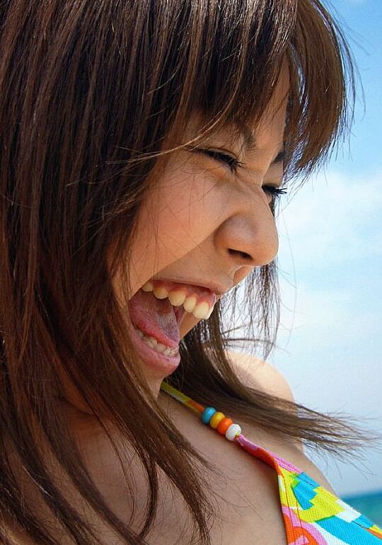 16P La joven japonesa Chikaho Ito modela no desnuda en la playa en bikini