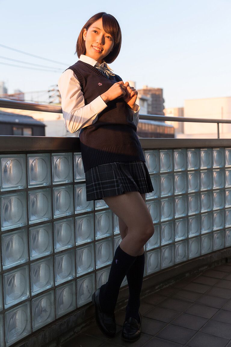 Colegiala japonesa 16P desabrocha sus tetas naturales después de mostrar ropa interior de algodón