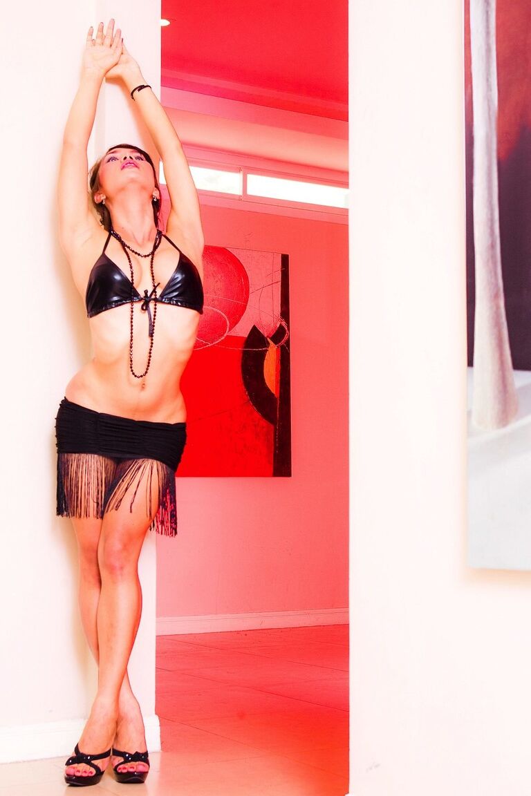 17P Nueng, une asiatique passionnée, taquine avec ses jolis gros seins en soutien-gorge noir.