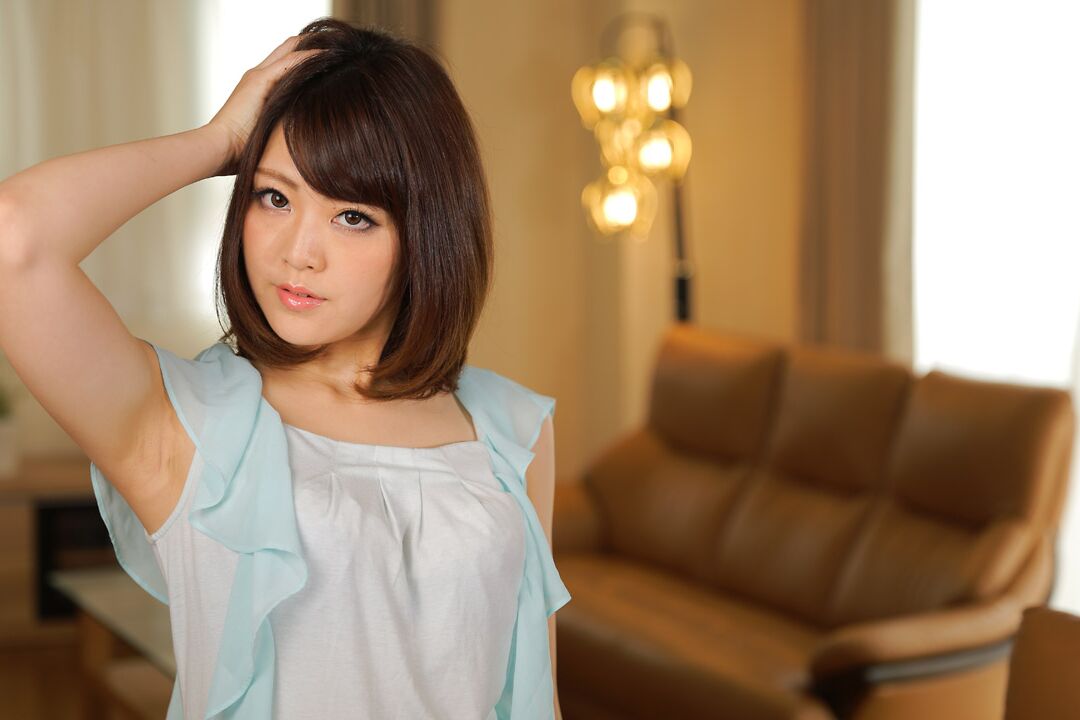 21P Die zierliche japanische Frau Tomoka Sakurai spritzt, während sie in einem Dreier gefickt wird