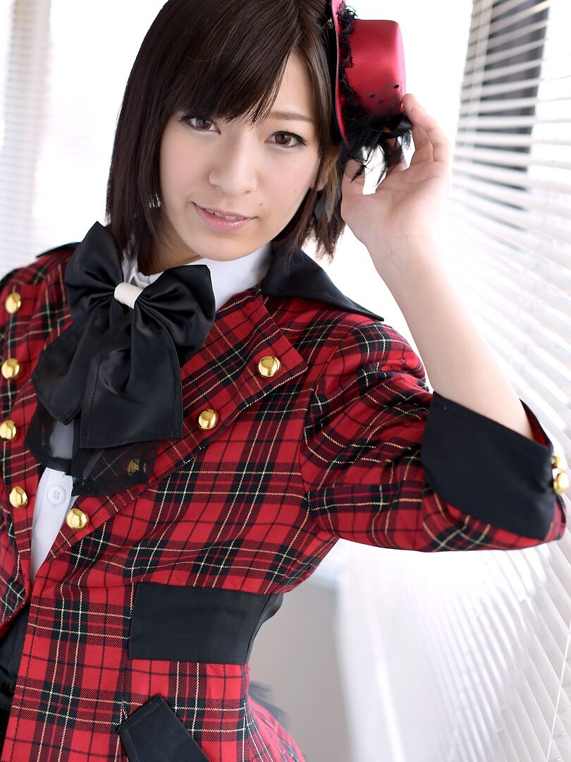 21P A gata japonesa Ruri Narumiya descobre sua bunda gostosa antes de um gangbang