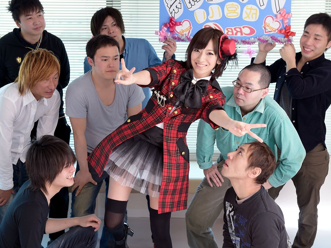 21P A gata japonesa Ruri Narumiya descobre sua bunda gostosa antes de um gangbang