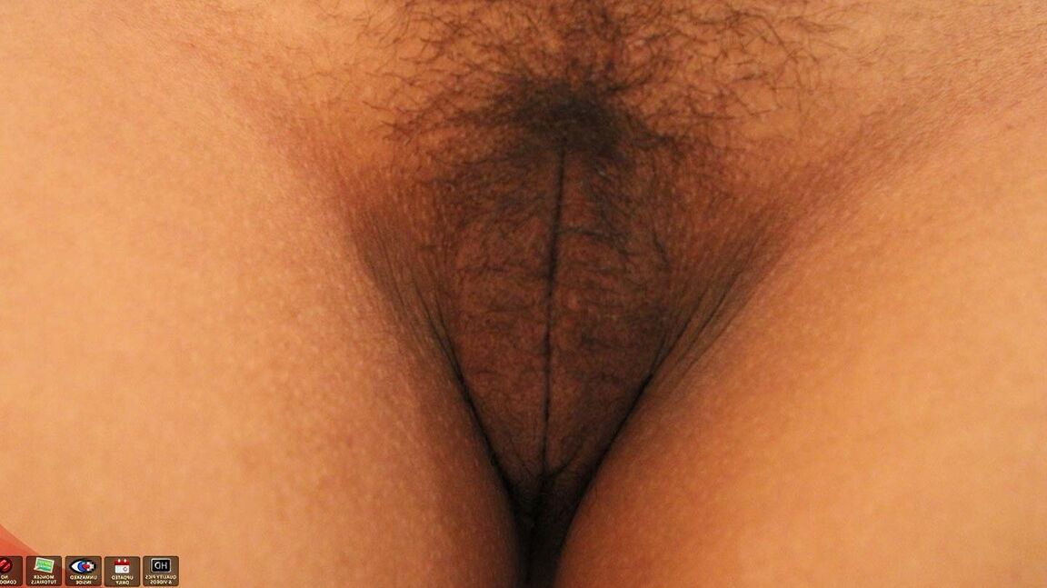 15P A adolescente asiática Corazon se despe antes de se deitar para fazer sexo POV com um estrangeiro
