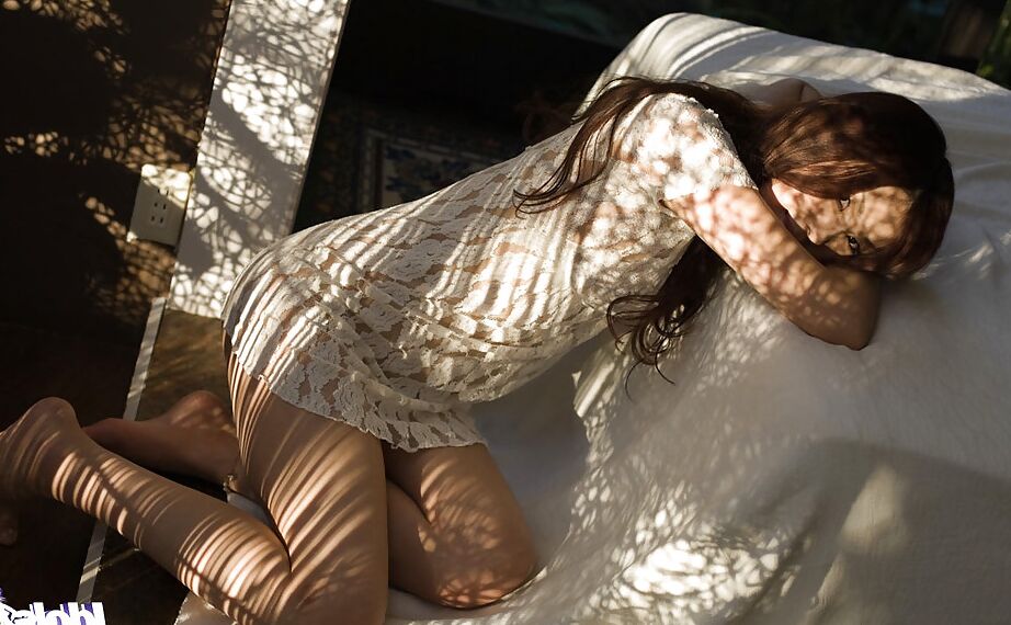 15P Das verführerische asiatische Babe Shinohara Ryou schlüpft aus ihrem Kleid und ihren hauchdünnen Dessous