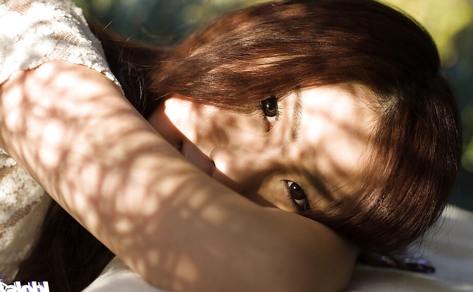 15P Das verführerische asiatische Babe Shinohara Ryou schlüpft aus ihrem Kleid und ihren hauchdünnen Dessous