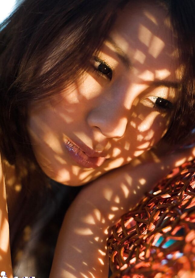 15P Das verführerische asiatische Babe Shinohara Ryou schlüpft aus ihrem Kleid und ihren hauchdünnen Dessous