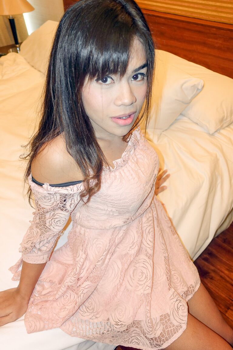 17P La transexuelle mignonne Yo se fait pénétrer son trou du cul serré par une grosse bite en POV