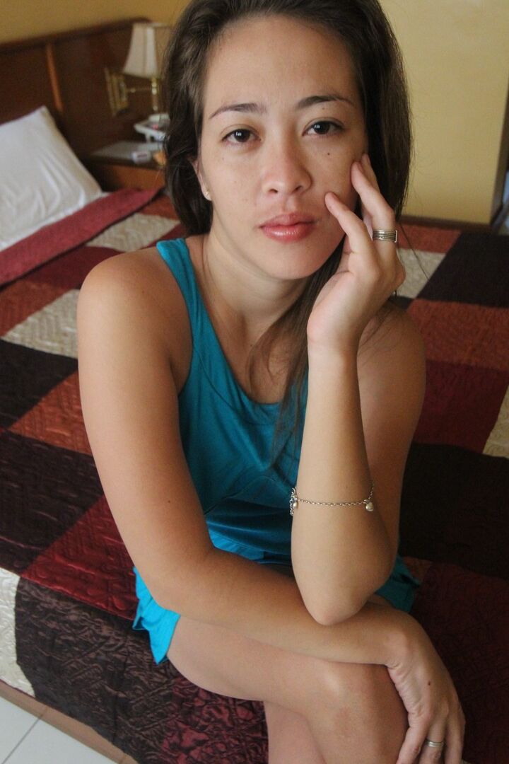 15P アジアの初めてのタイマー、プレシャスはセックス観光客の要請で裸で立っています
