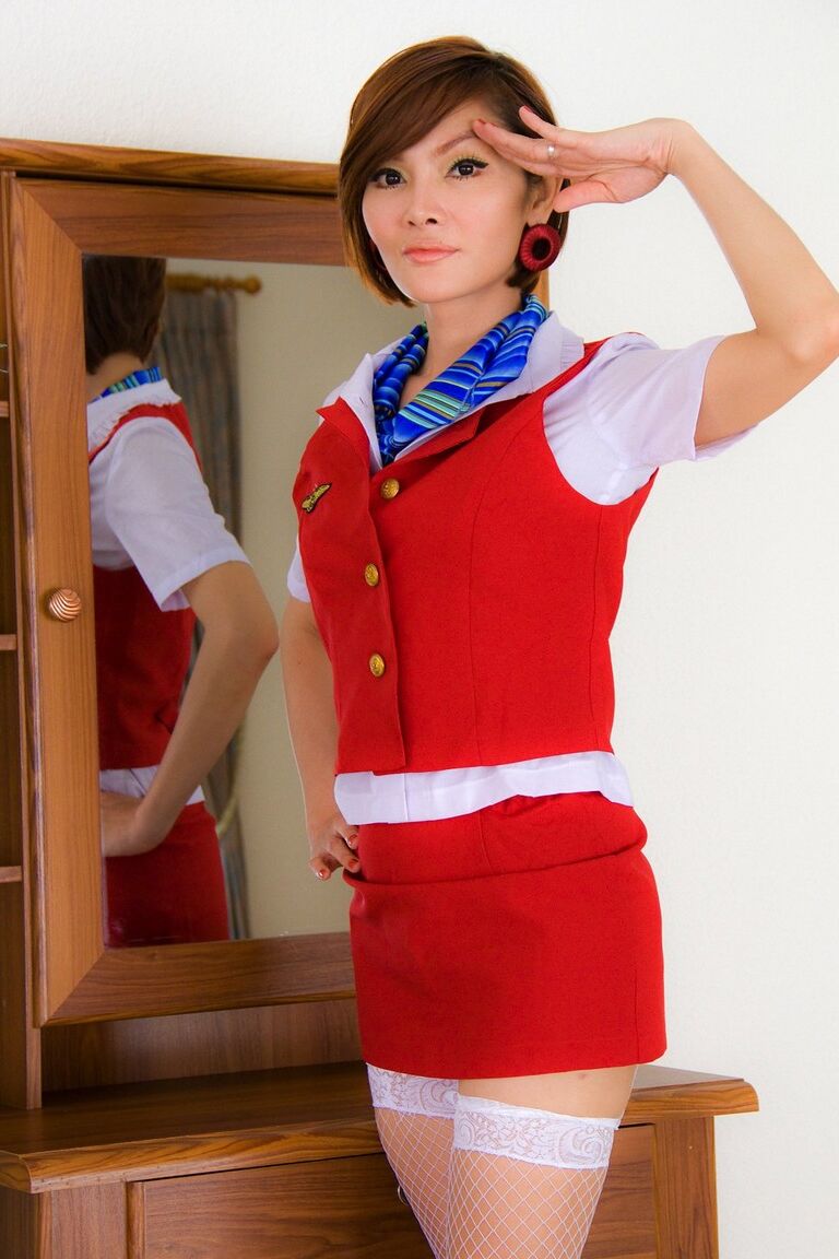21P Aeromoça asiática em meias Ladyboy Rucy brincando com sua buceta sedenta de pau