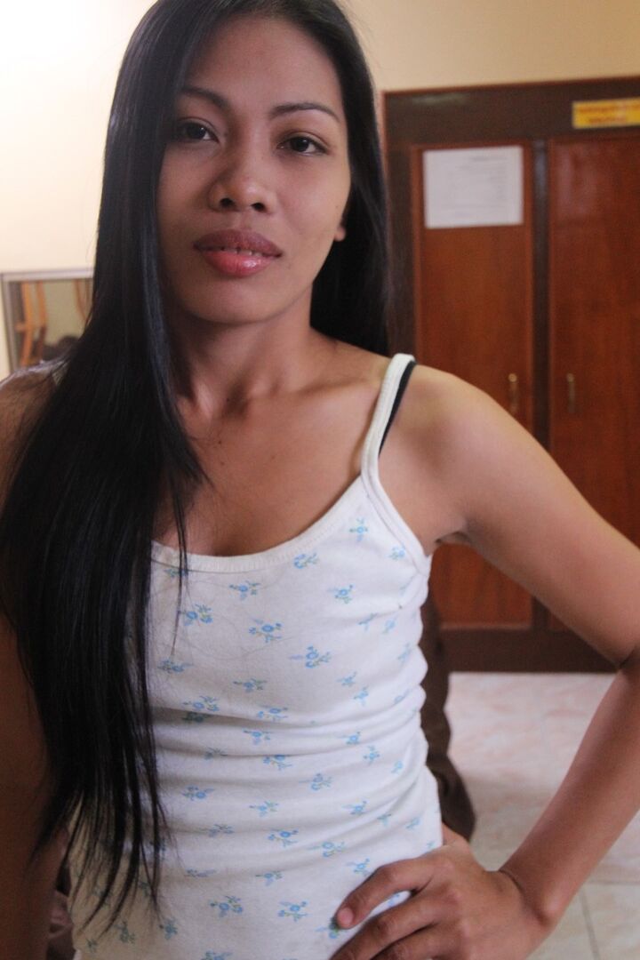 15P Analyn, une prostituée philippine, se déshabille sur un lit de motel pour un touriste sexuel