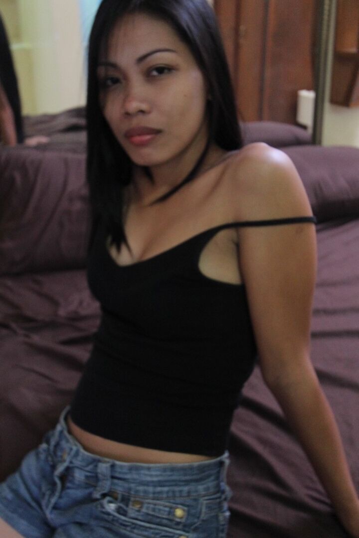 15P Analyn, une prostituée philippine, se déshabille sur un lit de motel pour un touriste sexuel