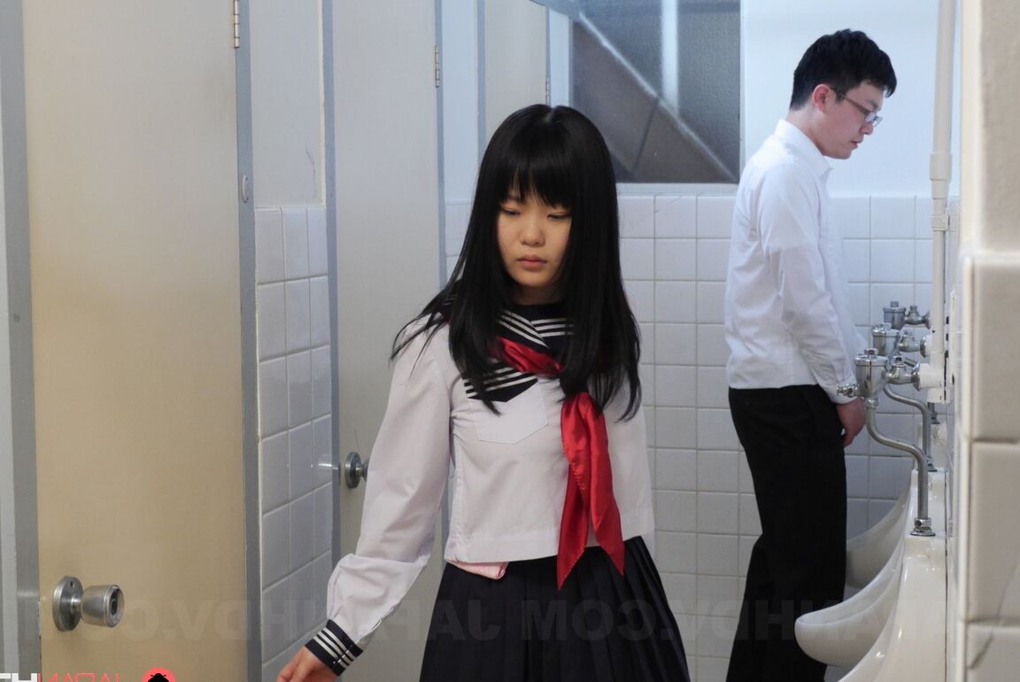 21P Der sexy japanische Teenager Sayaka Aishiro gibt auf einer öffentlichen Toilette einen sanften Blowjob