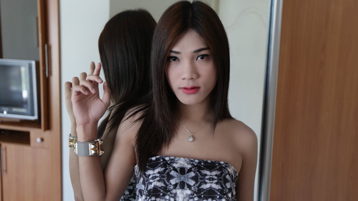 12P Ladyboy tailandesa de 20 años desnudándose para un turista blanco