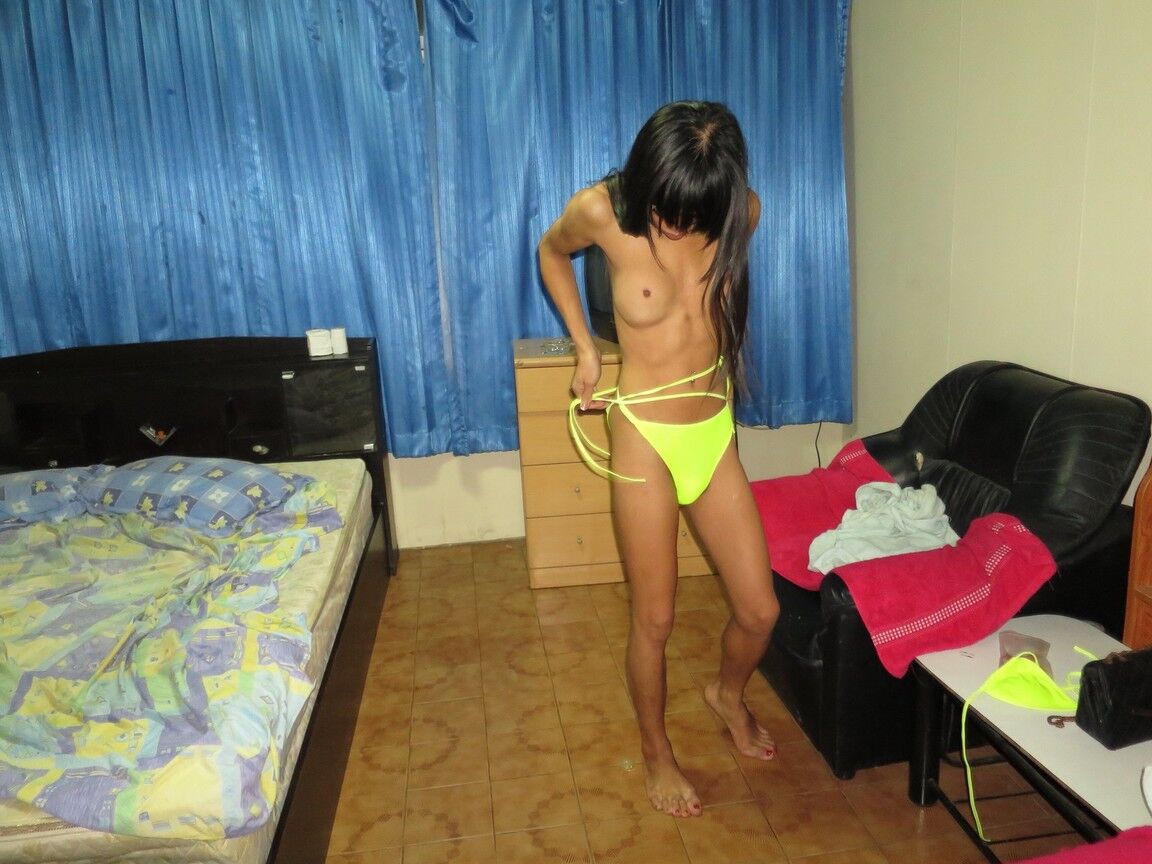 17P Transexual amateur Pang exhibe su gran polla para una follada dura con condón