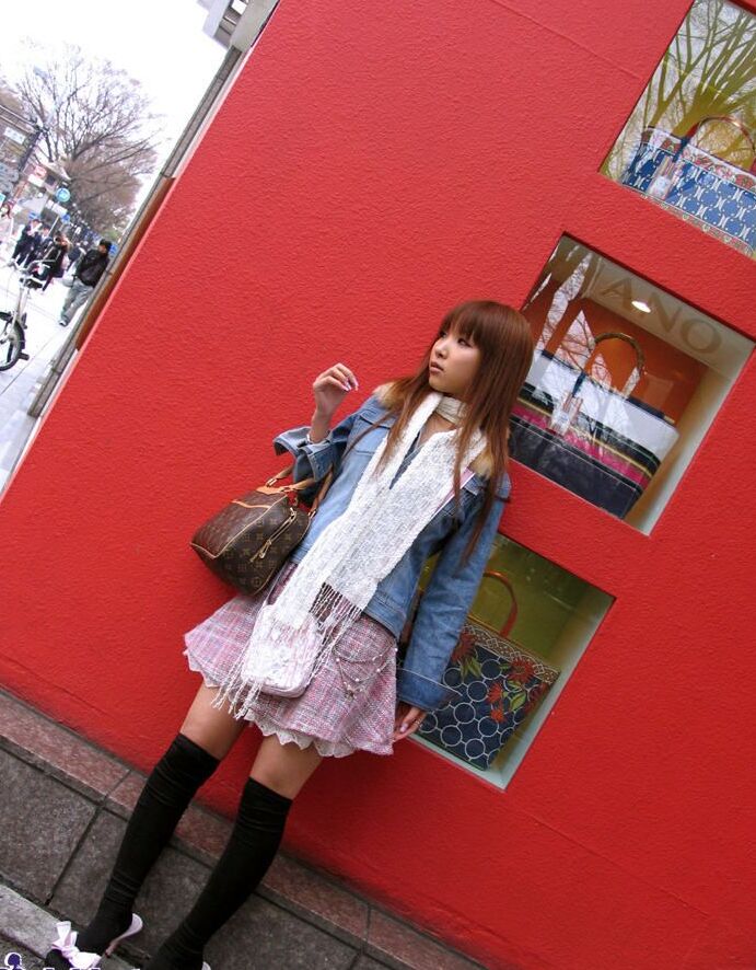 15P L'adorable adolescente japonaise Ruri s'exhibe en chaussettes de pute avant un bain nu