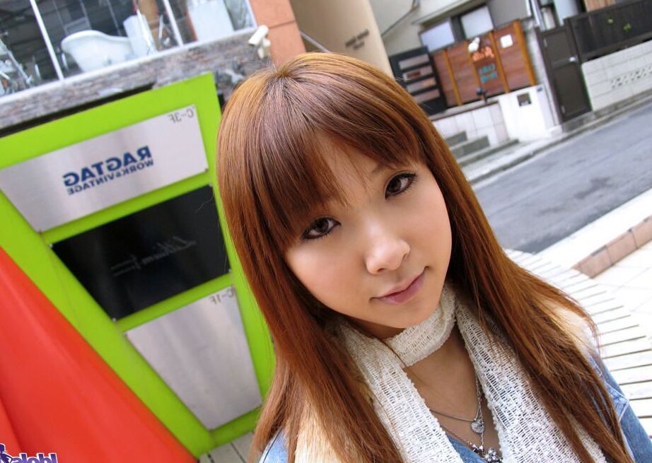 15P L'adorable adolescente japonaise Ruri s'exhibe en chaussettes de pute avant un bain nu