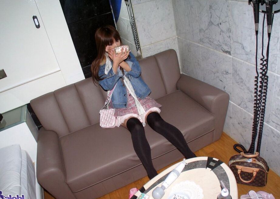 15P L'adorable adolescente japonaise Ruri s'exhibe en chaussettes de pute avant un bain nu