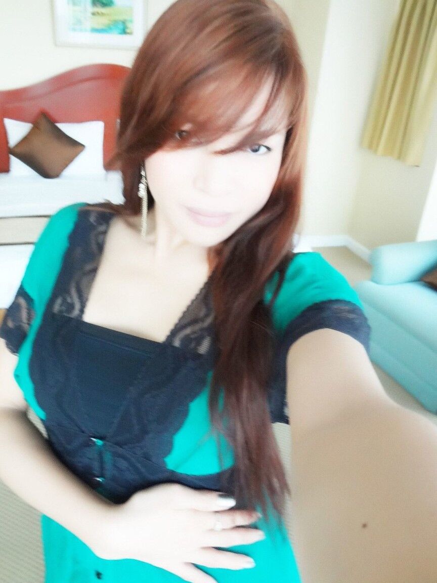 14P CUTSIE TRANSGIRL tirando fotos pornôs no espelho