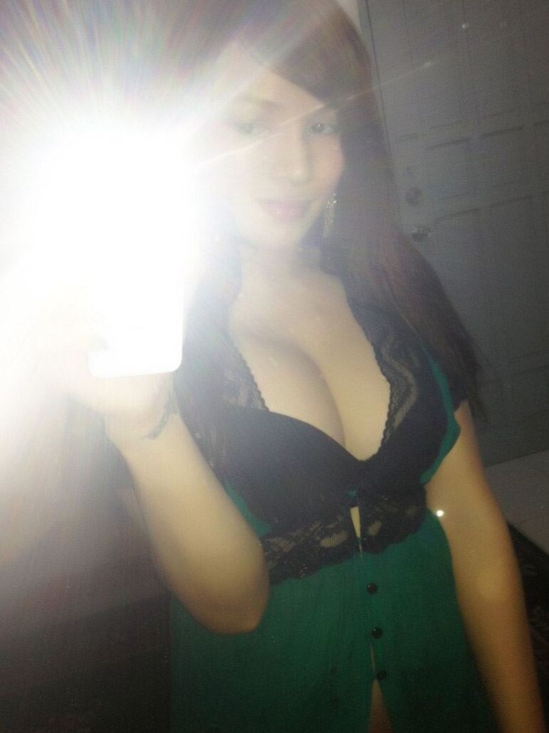 14P CUTSIE TRANSGIRL tirando fotos pornôs no espelho