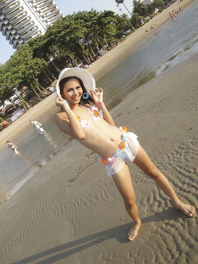 16P Joon, jeune transexuelle asiatique mignonne, nous montre tout sous sa robe