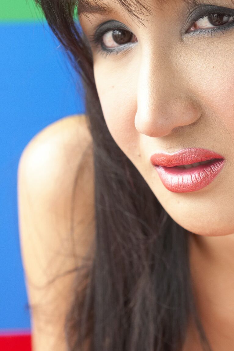 19P La chaude transsexuelle asiatique Gisele affiche ses atouts dans une jupe en jean sexy