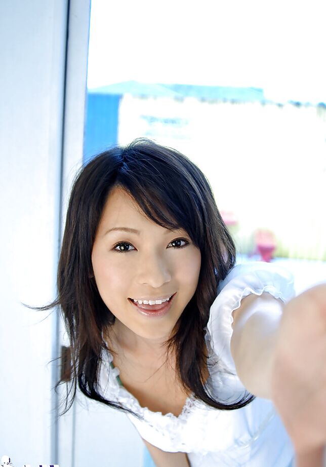 15P Kaho Kasumi, une adolescente asiatique incroyablement charmante, se débarrasse de ses vêtements.