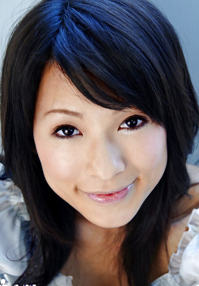 15P Kaho Kasumi, une adolescente asiatique incroyablement charmante, se débarrasse de ses vêtements.