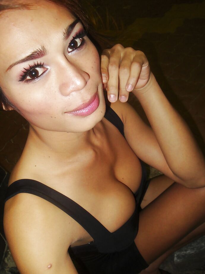 16P Hermosa transexual asiática de grandes tetas Nam abriendo las piernas y posando