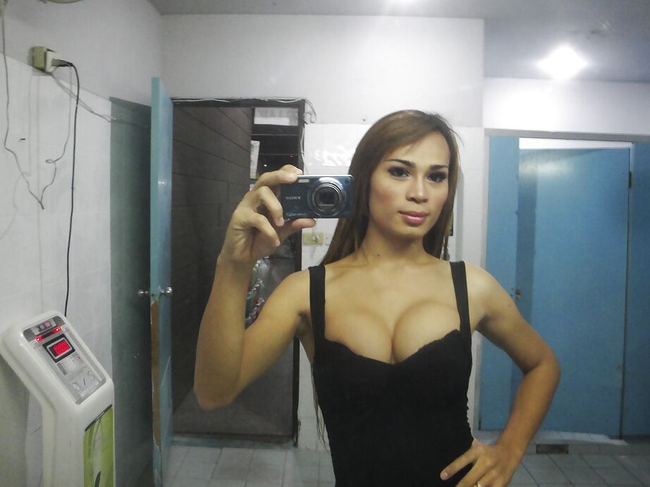 16P Hermosa transexual asiática de grandes tetas Nam abriendo las piernas y posando