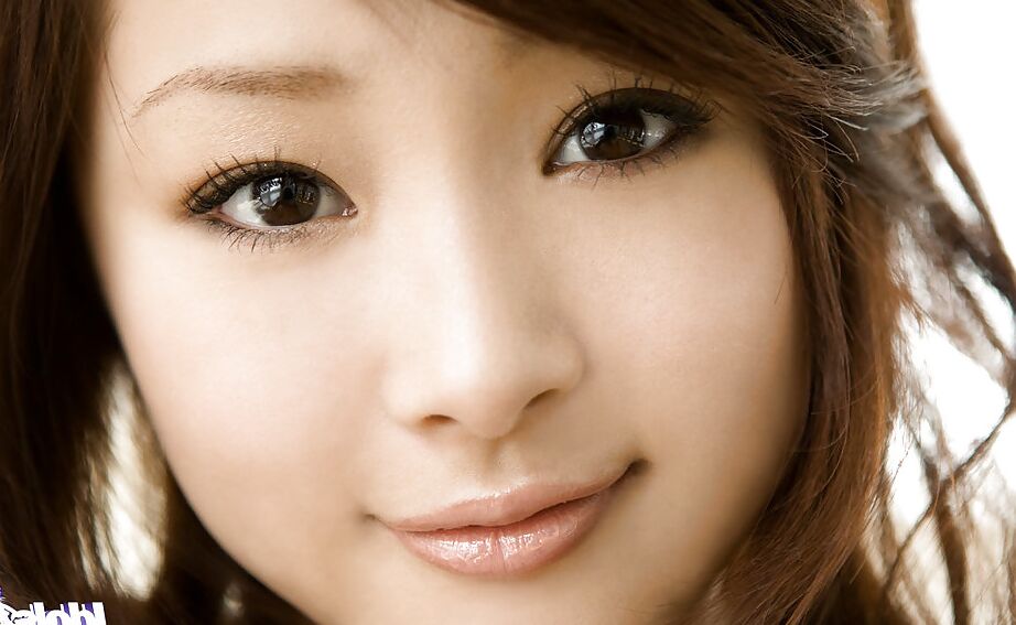 15P Incrivelmente adorável gata asiática Suzuka Ishikawa descobrindo suas curvas deslumbrantes