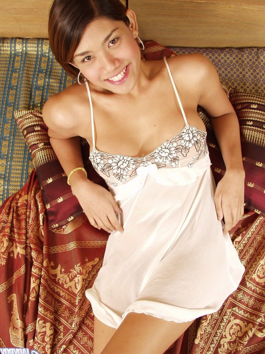 17P, la transexuelle asiatique Icey libère sa petite bite et ses jolis seins de la lingerie babydoll