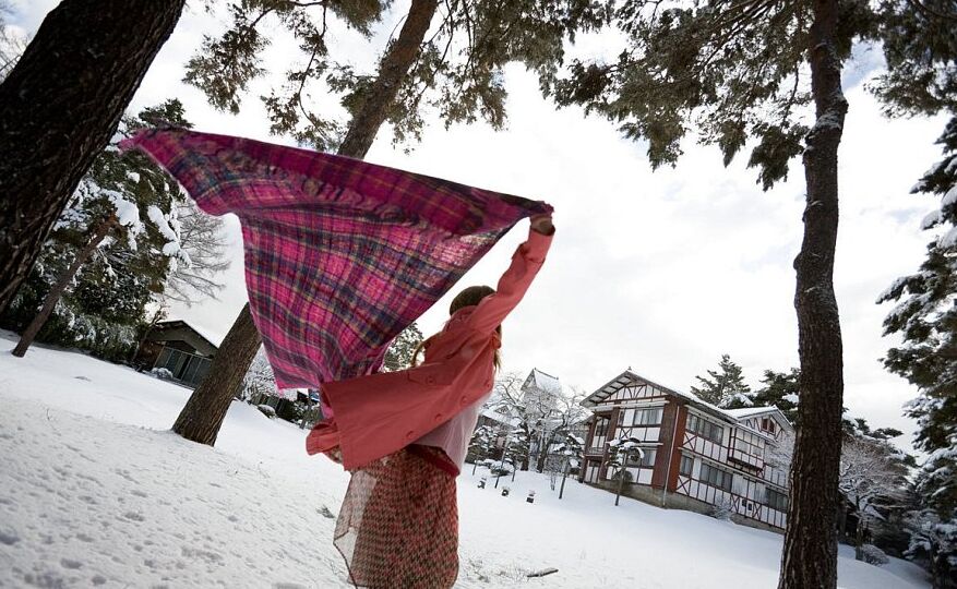 16P La adorable adolescente japonesa Minor posa desnuda en la cama en invierno