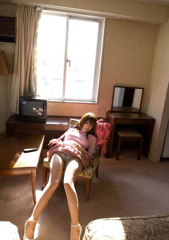 16P La adorable adolescente japonesa Minor posa desnuda en la cama en invierno