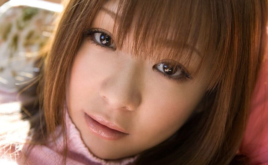 16P La adorable adolescente japonesa Minor posa desnuda en la cama en invierno