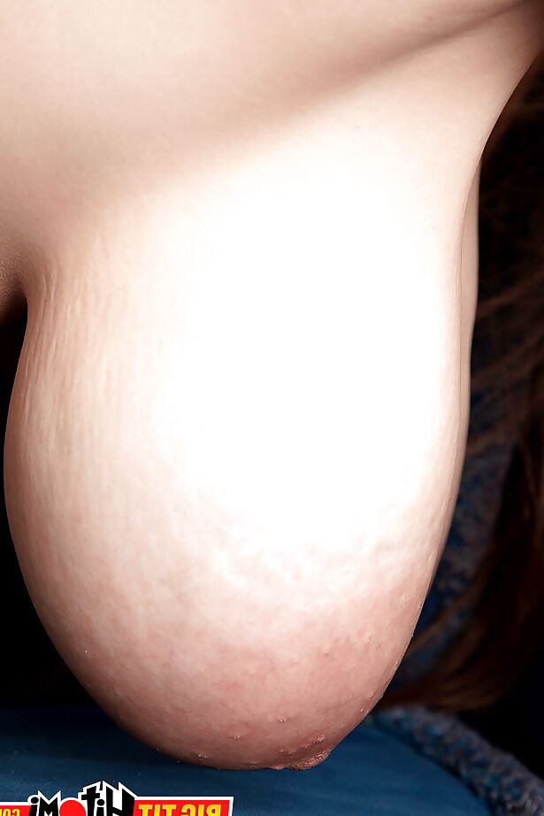 16P Garota asiática solo Hitomi exibindo peitos e bunda grandes e naturais de adolescente