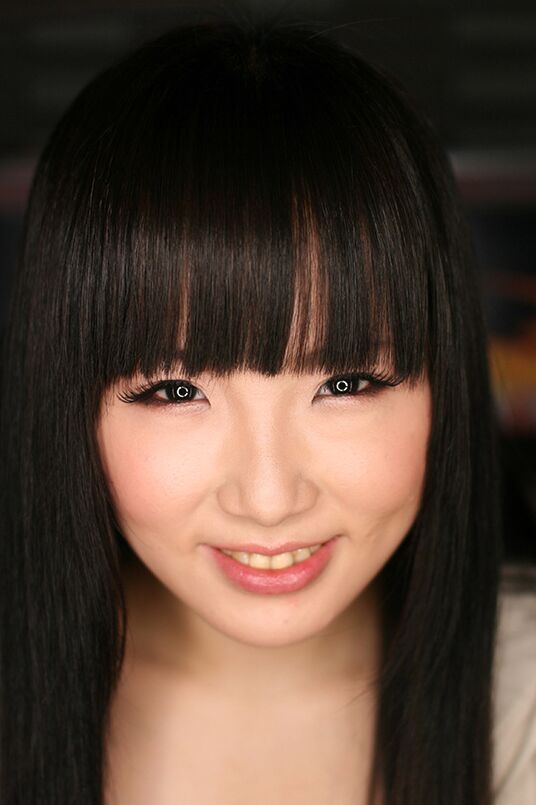 16P La adolescente japonesa Mizushima Ai se quita el traje de marinero antes de chupar una polla