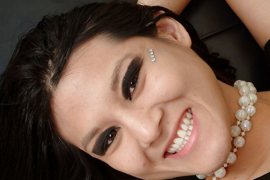 16P Whitney, modèle solo asiatique sensuel, pose en lingerie sexy.