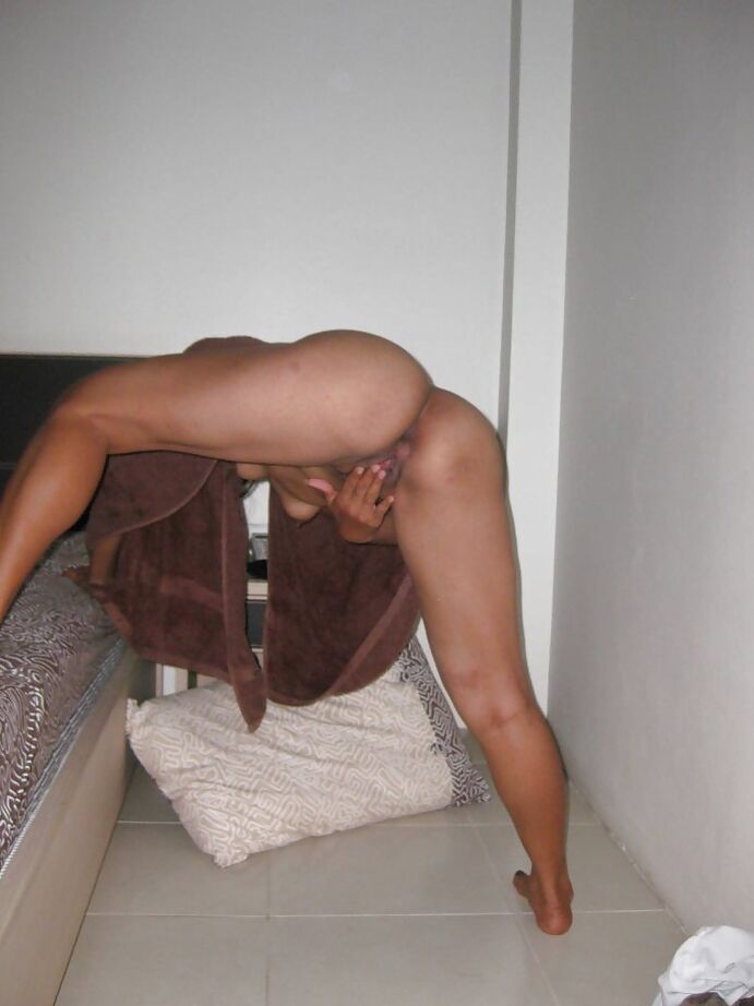 13P Thail prostitute takes a shower after having sex and pulls on white panties