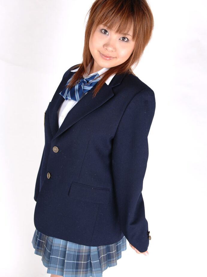 12P La encantadora estudiante japonesa Ichigo Morino posando con su lindo uniforme