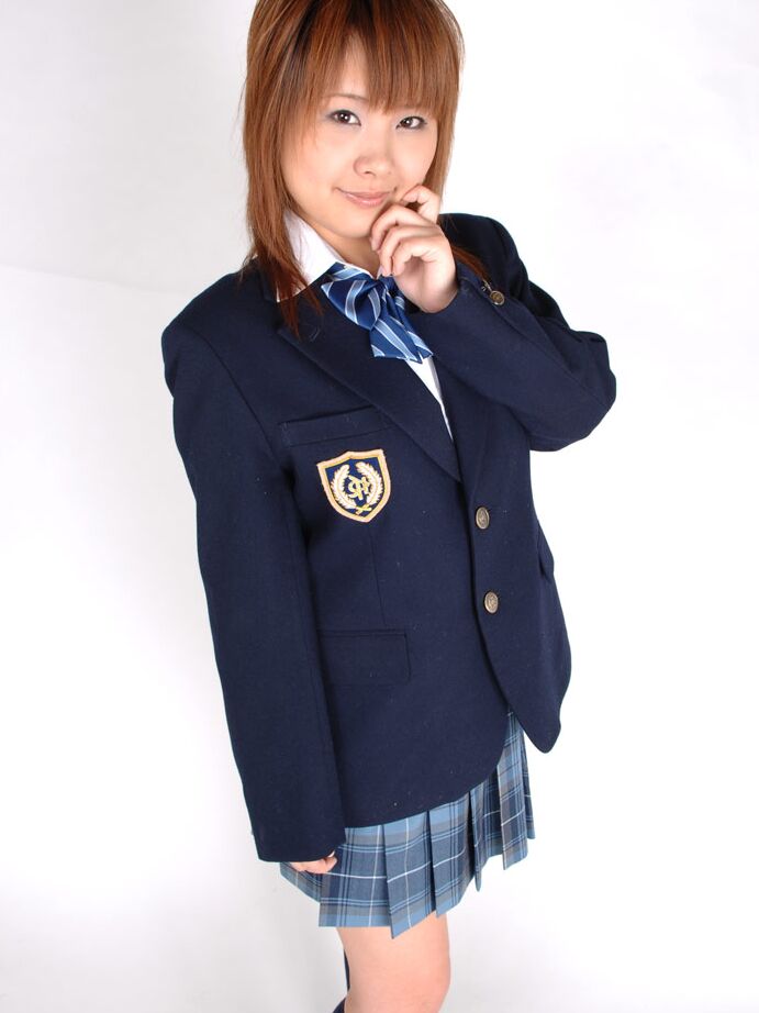 12P La encantadora estudiante japonesa Ichigo Morino posando con su lindo uniforme