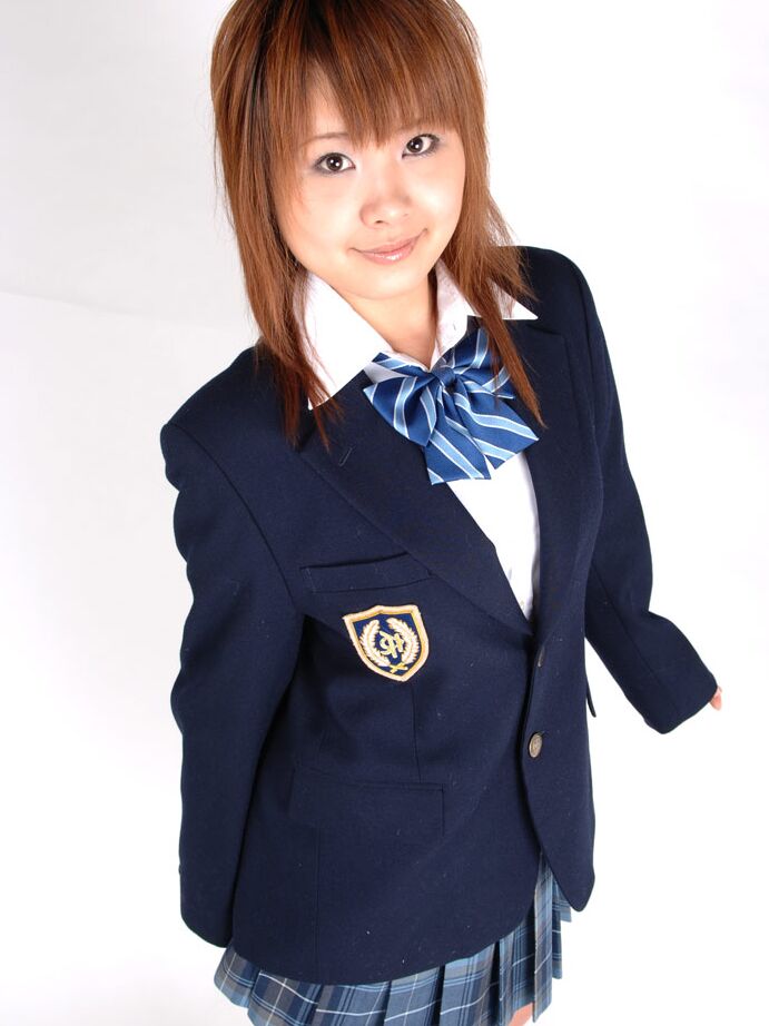 12P La encantadora estudiante japonesa Ichigo Morino posando con su lindo uniforme
