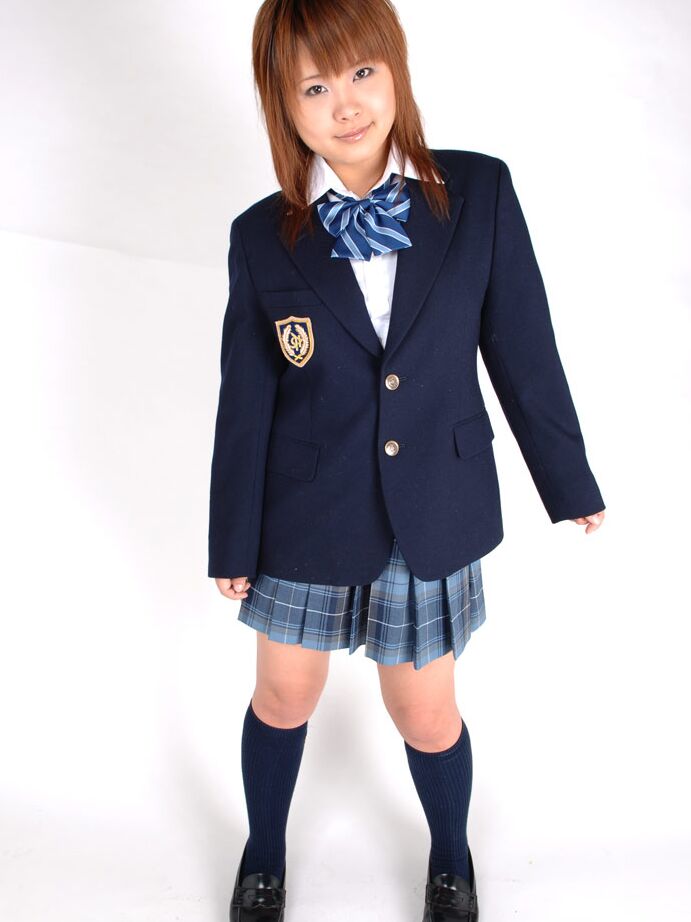 12P La encantadora estudiante japonesa Ichigo Morino posando con su lindo uniforme