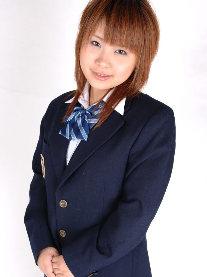 12P La encantadora estudiante japonesa Ichigo Morino posando con su lindo uniforme