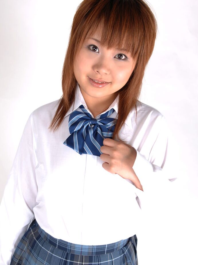 12P La encantadora estudiante japonesa Ichigo Morino posando con su lindo uniforme