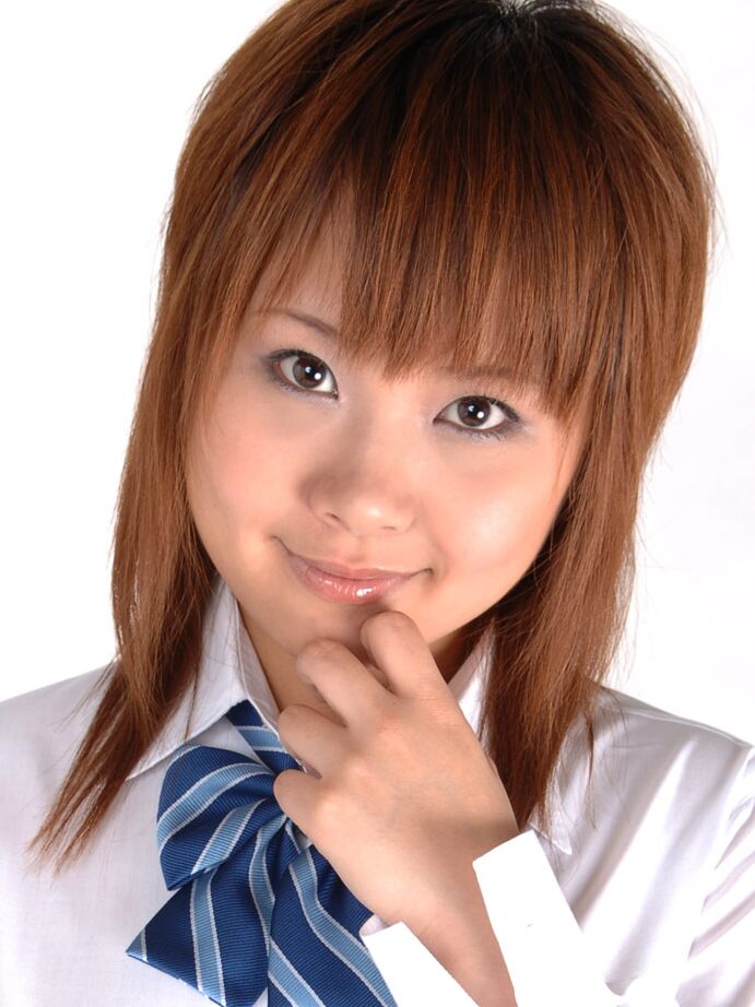 12P La encantadora estudiante japonesa Ichigo Morino posando con su lindo uniforme