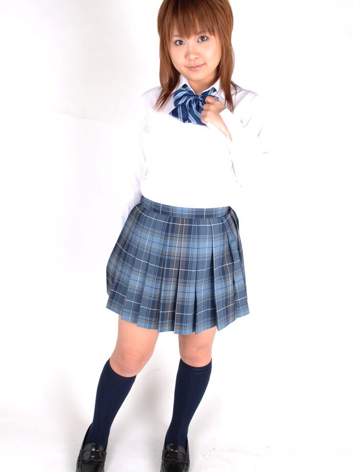12P La encantadora estudiante japonesa Ichigo Morino posando con su lindo uniforme