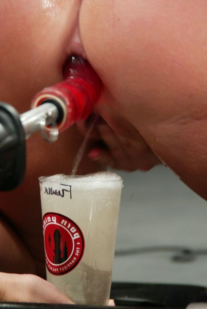 20P Lésbicas MILFs esguichando em óculos enquanto desfrutam de foda anal com vibrador em máquina